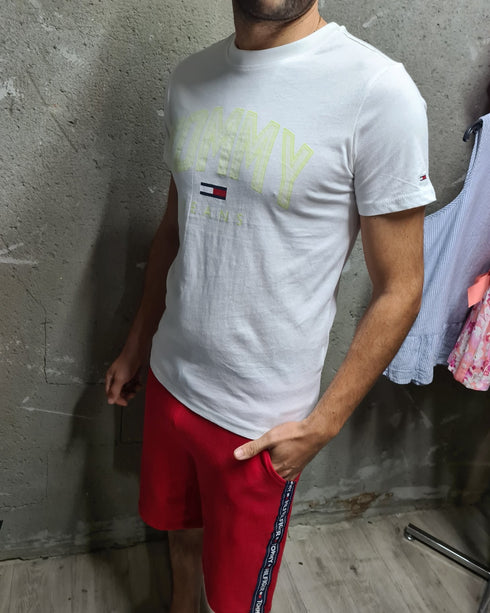 Tommy Jeans טישרט של טומי גינס בצבע לבן